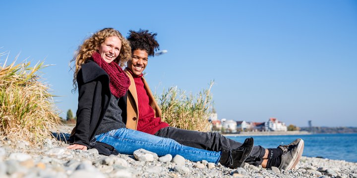 Sonniger Herbsttag am Kiesstrand des Bodensees