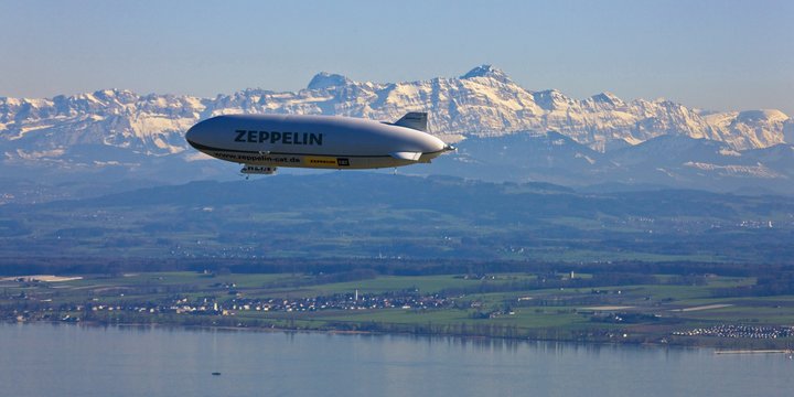 Zeppelin mit Alpenpanorama