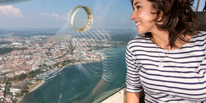 Frau blickt aus Zeppelin auf Bodensee